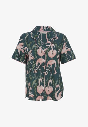 Korteblouse met korte mouwen in donkergroene stof met een patroon van roze flamingo's en bladeren. Voorzien van een notch-kraag en knoopsluiting.