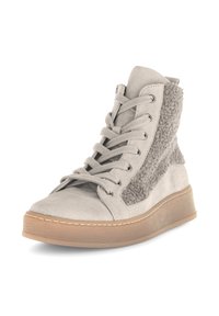 Botte montante en suede beige avec un panneau latéral en tissu gris texturé, lacets plats et semelle en gomme. Détails de couture.