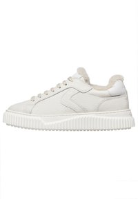 Weiße Leder-Sneaker mit einer strukturierten Oberfläche und einem flauschigen Innenfutter. Verfügt über eine geriffelte Sohle und passende weiße Schnürsenkel. Minimalistisches Design.