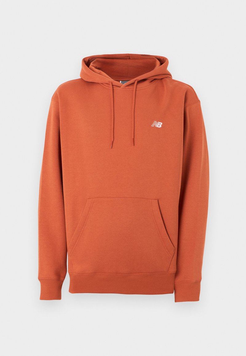 Oranger Baumwoll-Hoodie mit Kängurutasche, gerippten Bündchen und Saum. Verfügt über ein kleines weißes Logo auf der Brust. Glatte Textur.
