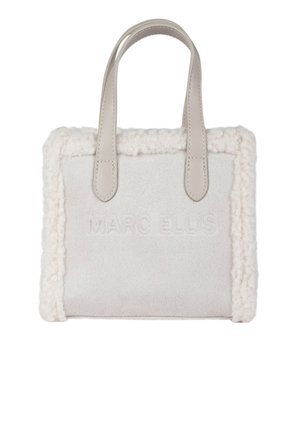 Borsa color crema con rifinitura testurizzata che ricorda la pelliccia, manici in pelle liscia e logo "MARC ELLIS" in rilievo sul pannello frontale.