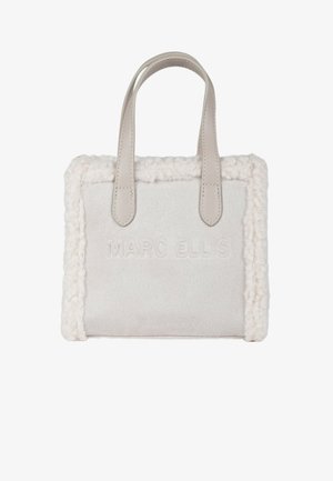 Borsa color crema con rifinitura testurizzata che ricorda la pelliccia, manici in pelle liscia e logo "MARC ELLIS" in rilievo sul pannello frontale.