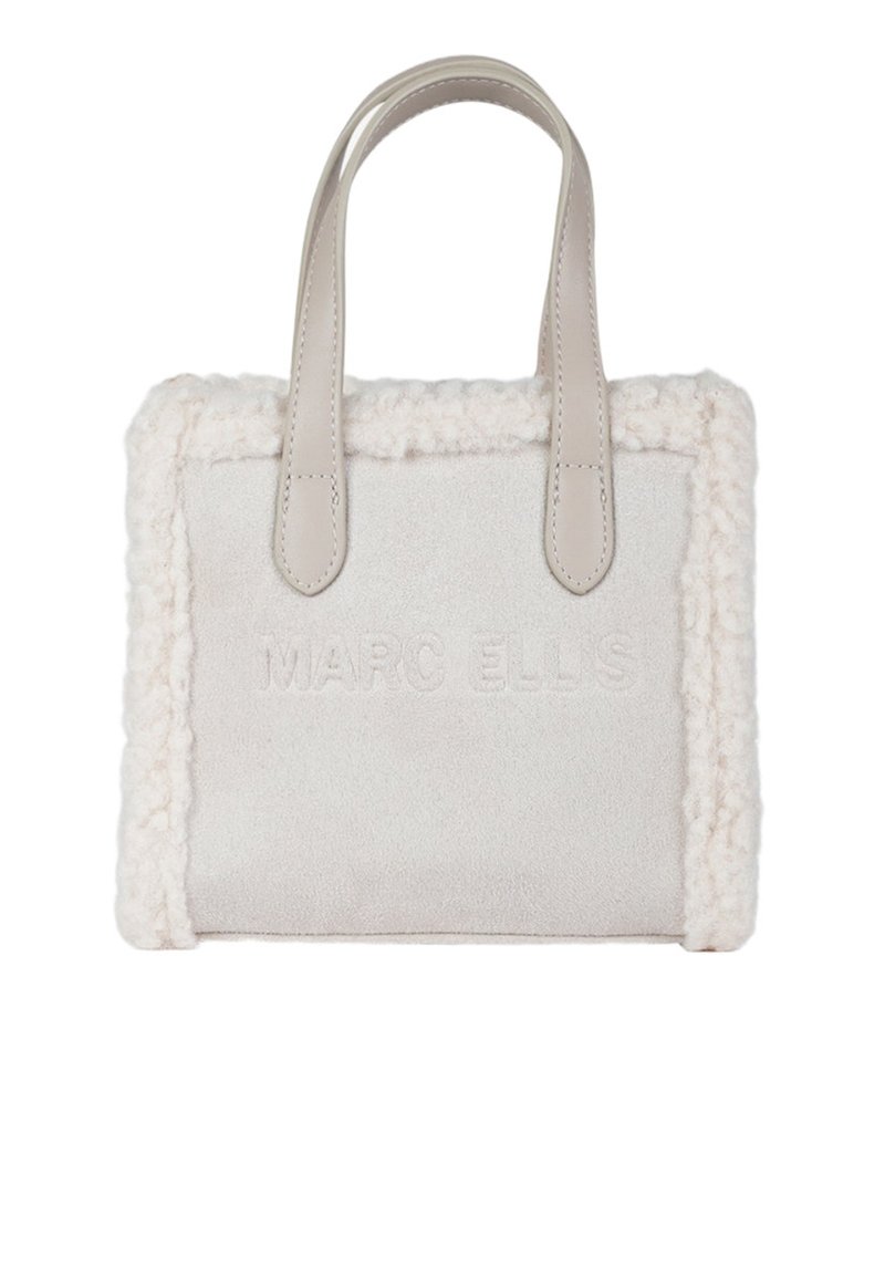 Borsa color crema con rifinitura testurizzata che ricorda la pelliccia, manici in pelle liscia e logo "MARC ELLIS" in rilievo sul pannello frontale.
