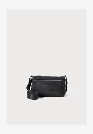 Borsa a tracolla compatta nera con zip argentate, tracolla regolabile e patch logo rettangolare impressa sulla tasca anteriore.