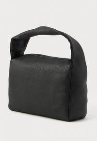 Černá kožená kabelka s měkkým, textured povrchem, obdélníkovým tvarem a jedním zaobleným držadlem. Má minimalistický design.