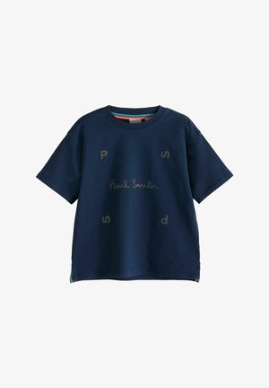Jūras zila kokvilnas t-krekls ar īsām piedurknēm, kurā ir "Paul Smith" rakstība un "P" un "S" burti smilšu tonī, ar daudzkrāsainiem sānu akcentiem.