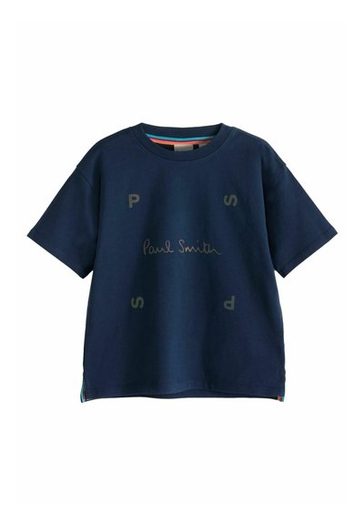 Marinblå bomullströja med korta ärmar, med "Paul Smith"-text och bokstäverna "P" och "S" i en tan-ton, med flerfärgade sidodetaljer.