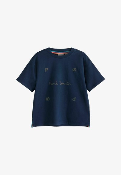 Tumedast sinine puuvillane T-särk lühikeste varrukatega, millel on "Paul Smith" kiri ja tan tooni "P" ja "S" tähed, koos mitmevärviliste külgede aktsentidega.