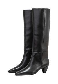 Zwarte leren laarzen tot aan de knie met een puntige neus en een lage, blokvormige hak. Gladde textuur en minimalistisch ontwerp zonder zichtbare sluitingen.