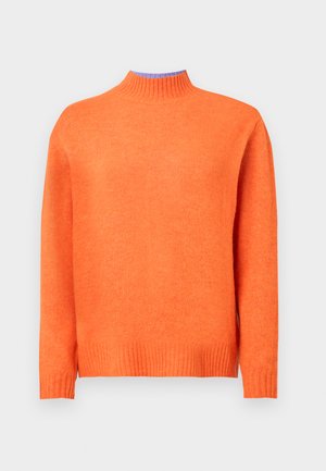 Oransje strikke genser med høy hals, ribbestrikkede mansjetter og kant, med en glatt tekstur og en avslappet passform.