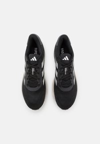 adidas Performance SUPERNOVA STRIDE - Laufschuh Straße - core black/footwear white/grey six
