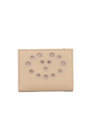Portafoglio beige con ritagli circolari disposti in un motivo simmetrico sulla parte anteriore, mostrando uno strato interno leggermente più scuro.