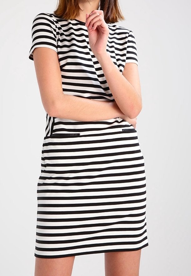 Černobíle pruhované šaty s krátkým rukávem a přiléhavým střihem, vyrobené z hladkého, lehkého materiálu, s kapsami.