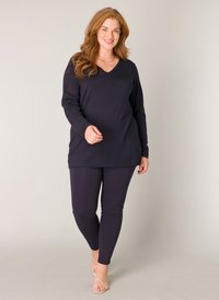 Donkerblauw longsleeve shirt met een V-hals, gecombineerd met bijpassende leggings. Glad materiaal met een comfortabele pasvorm en minimale stikdetails.
