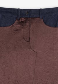 Pantaloni marroni con una finitura lucida e testurizzata e una vita in denim scuro. Presentano una chiusura con bottone anteriore e tasche laterali.