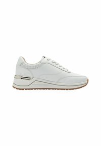 Sneaker blanche avec un design perforé, cuir texturé et un accent métallique sur le talon. Équipée d'une semelle rembourrée et d'un système de fermeture à lacets.