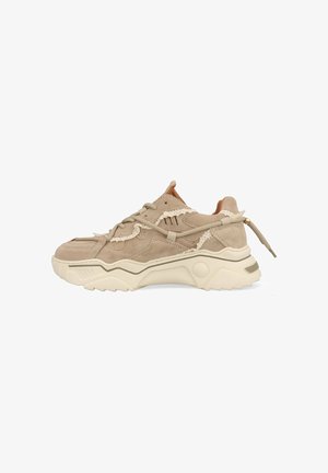 Beige suède sneaker met gestructureerde accenten, een witte rubberen zool, contrasterende stiksels en een uniek vetersysteem aan de zijkant.
