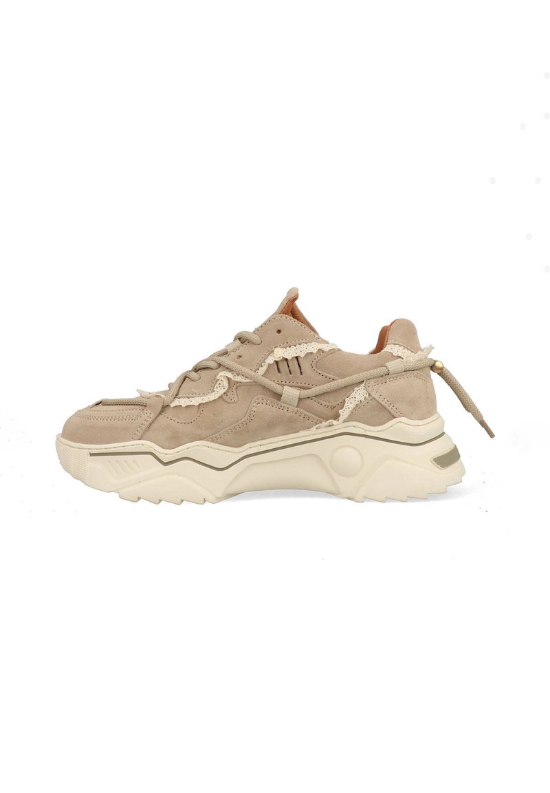 Beige suède sneaker met gestructureerde accenten, een witte rubberen zool, contrasterende stiksels en een uniek vetersysteem aan de zijkant.