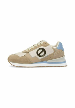 Baskets en beige et crème, avec des matériaux en daim et en maille, présentant un détail logo rond, des accents bleu clair et une semelle blanche avec un profil en marron clair.