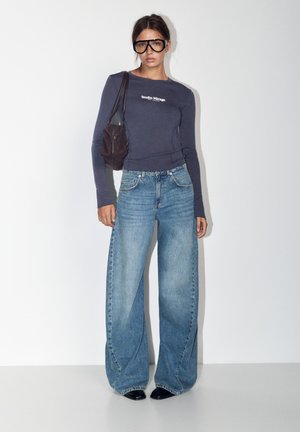PULL&BEAR, SLIM FIT LONG SLEEVE WITH CONTRAST GRAPHIC AND SEAMS - T-SHIRT - T-shirt à manches longues - blue