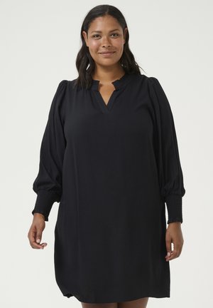 Abito nero con scollatura a V, maniche a palloncino plissettate e polsini arricciati, realizzato in tessuto testurizzato con una vestibilità morbida.