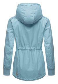 Ljusblå vattentät jacka med justerbar huva, elastisk midja och ribbade ärmslut. Slät textur med en subtil lyster, prydd med en logotypdetalj.