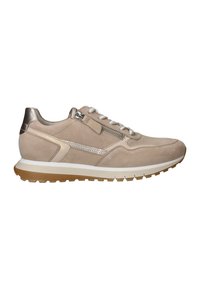 Sneaker in suede beige con intersuola bianca e suola in gomma marrone chiaro. Presenta una cerniera laterale, dettagli testurizzati e finiture metalliche.
