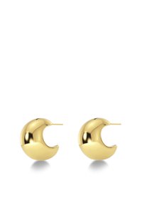 Guldtonade studs med en rundad halvmåneform, en polerad yta och en tunn stav för bärande. Slät textur och reflekterande finish.