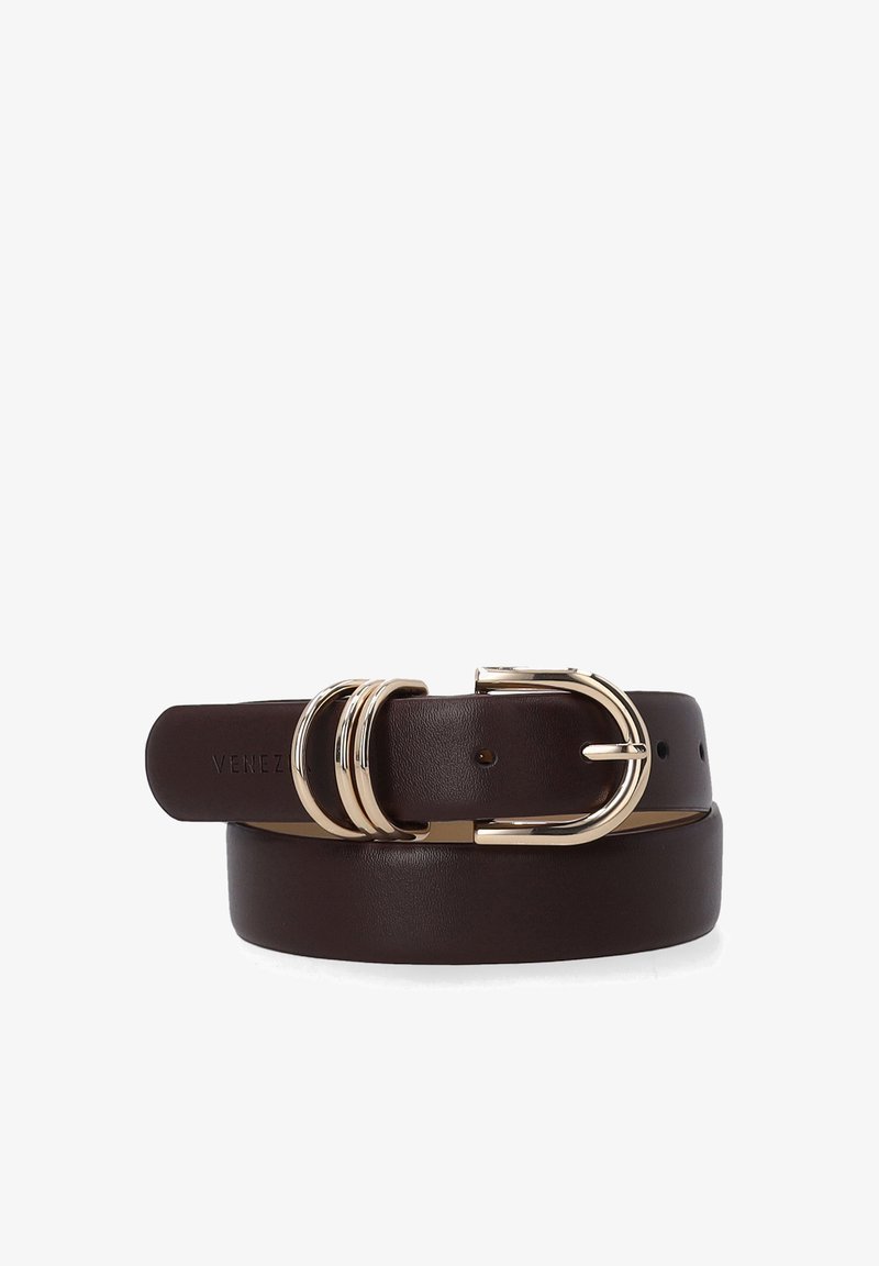 Hnědý kožený opasek se zlatě tónovanou dvojitou sponou, která má hladký povrch a několik děr pro nastavení velikosti. Vygravírované logo na straně.