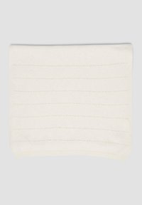 Chauffe-nuque en crème souple tricoté avec des lignes côtelées horizontales et de petites mailles ouvertes. Tissu léger et flexible, avec un bord inférieur arrondi.