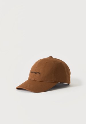 Καφέ καπέλο μπέιζμπολ Carhartt με κυρτό γείσο και ρυθμιζόμενο λουράκι σε ανοιχτό φόντο.
