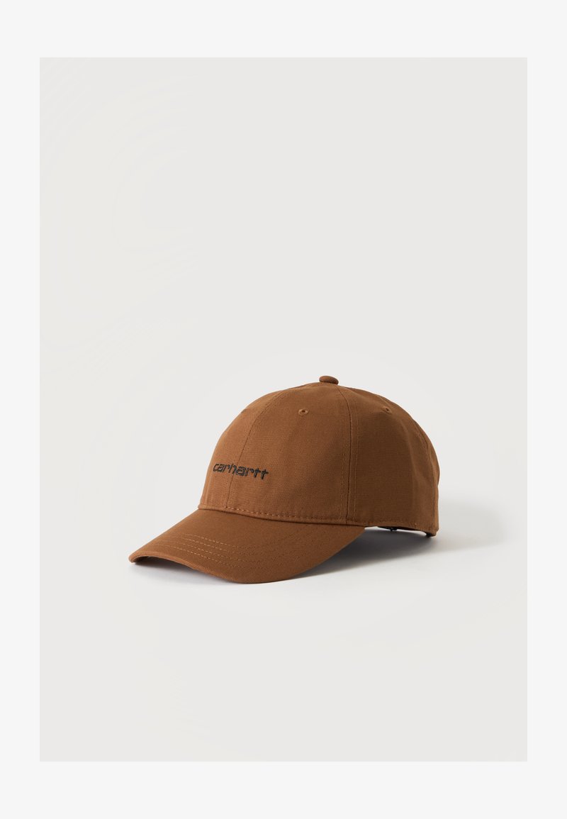 Καφέ καπέλο μπέιζμπολ Carhartt με κυρτό γείσο και ρυθμιζόμενο λουράκι σε ανοιχτό φόντο.