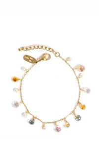 Pulsera de cadena dorada con múltiples gotas de gemas coloridas y pequeñas perlas, con cierre de langosta y longitud ajustable.