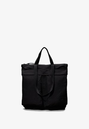 Borsa tote in tessuto nero con doppi manici superiori, chiusura con zip, superficie testurizzata e un sottile logo impresso sul fronte.
