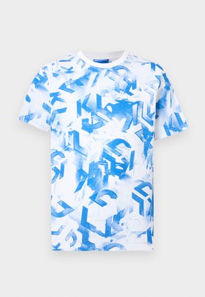 Baltas trumpomis rankovėmis marškinėlis su mėlynomis abstrakčiomis geometrinėmis formomis ir trafareto stiliaus raštais visame paviršiuje.