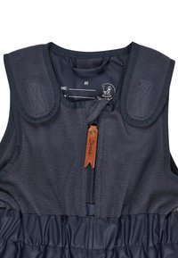 Dunkelblaues Kinderweste aus Fleece, mit einem Reißverschluss vorne und einem Lederetikett. Verfügt über ein gefüttertes Innenfutter und verstellbare Schultergurte.