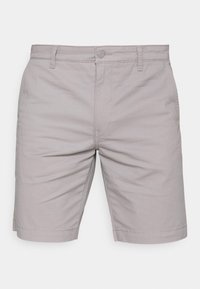 Pantalones cortos de algodón gris con frente plano, cierre de botón y bolsillos laterales. Presenta un corte de pierna recta y detalles cosidos a lo largo de las costuras.