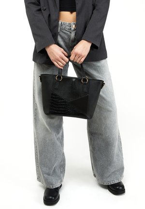Borsa nera caratterizzata da un design geometrico con una trama effetto coccodrillo, manici robusti e dettagli in metallo dorato.