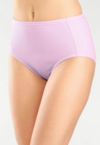 Augstām jostām purpursarkanas ribotas apakšbikses ar gludu tekstūru un elastīgu jostu, ar klasisku griezumu un bez redzamām šuvēm.