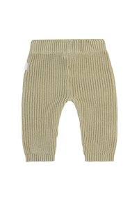 Gebreide groenbeige babybroek met een geribbelde textuur, elastische tailleband en taps toelopende pijpen, met een klein etiket aan de zijkant.