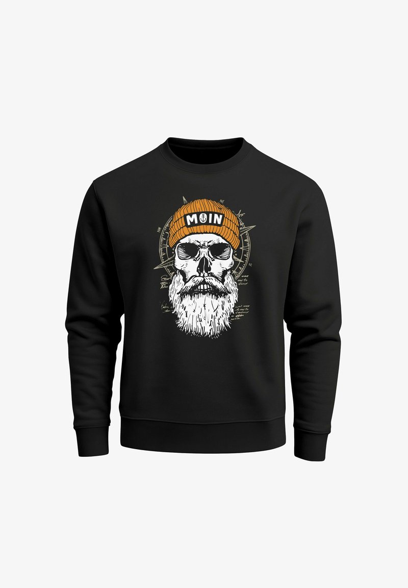 Schwarzer Pullover mit einem Totenkopf-Graphic, das mit einer Mütze verziert ist, auf der der Text "MOIN" steht. Das Design umfasst einen weißen Bart und geschichtete Texturen.