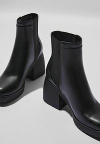 Bershka Botines bajos - black