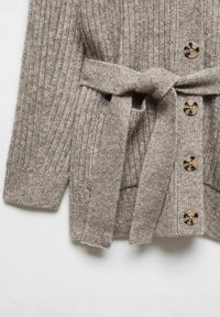 Cardigan en maille côtelée marron clair avec manches longues, taille ceinturée et grands boutons ronds avec un design texturé.