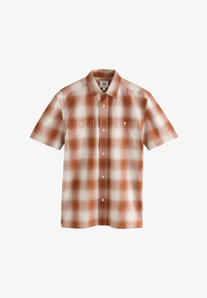 Rövid ujjú kockás ing rozsdabarna, fehér és tompa narancssárga színekben; két mellzsebbel és fehér gombokkal, klasszikus gallérdizájnnal.