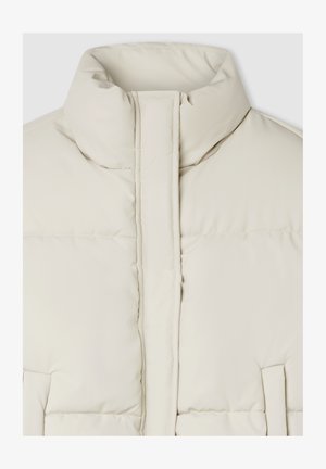 Kremowa pikowana kurtka z wysokim kołnierzem, pionową szwem z przodu i bocznymi kieszeniami, ukazana w zbliżeniu.