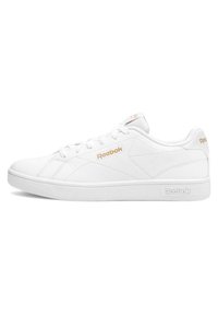 Adidași din piele albă cu un design low-top, șireturi albe plate, detalii minime de cusătură și logo-ul Reebok în aur pe lateral și pe limba adidașilor.