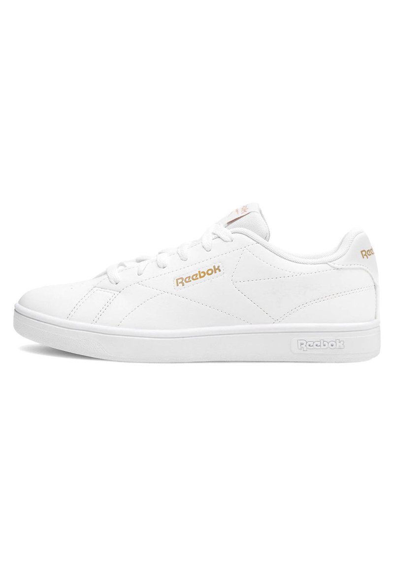 Adidași din piele albă cu un design low-top, șireturi albe plate, detalii minime de cusătură și logo-ul Reebok în aur pe lateral și pe limba adidașilor.