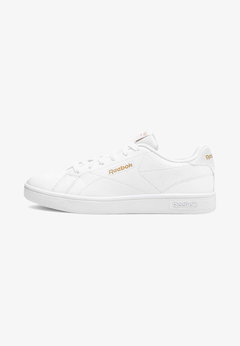 Adidași din piele albă cu un design low-top, șireturi albe plate, detalii minime de cusătură și logo-ul Reebok în aur pe lateral și pe limba adidașilor.