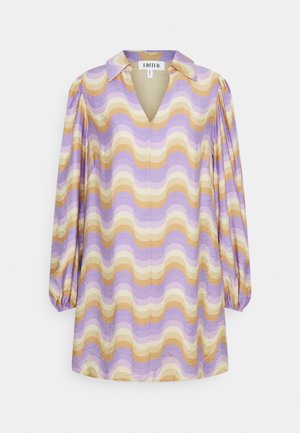 Sukienka z długim rękawem i kołnierzykiem, ozdobiona falistymi paskami w kolorze fioletowym, beżowym i kremowym, z marszczonymi mankietami.