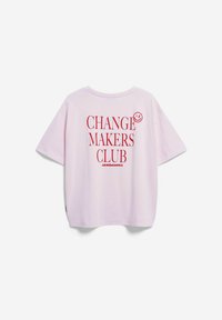 Lichtroze oversized T-shirt met korte mouwen. Voorzien van rode tekst "CHANGE MAKERS CLUB" en een smiley-graphic. Gemaakt van zacht katoen.